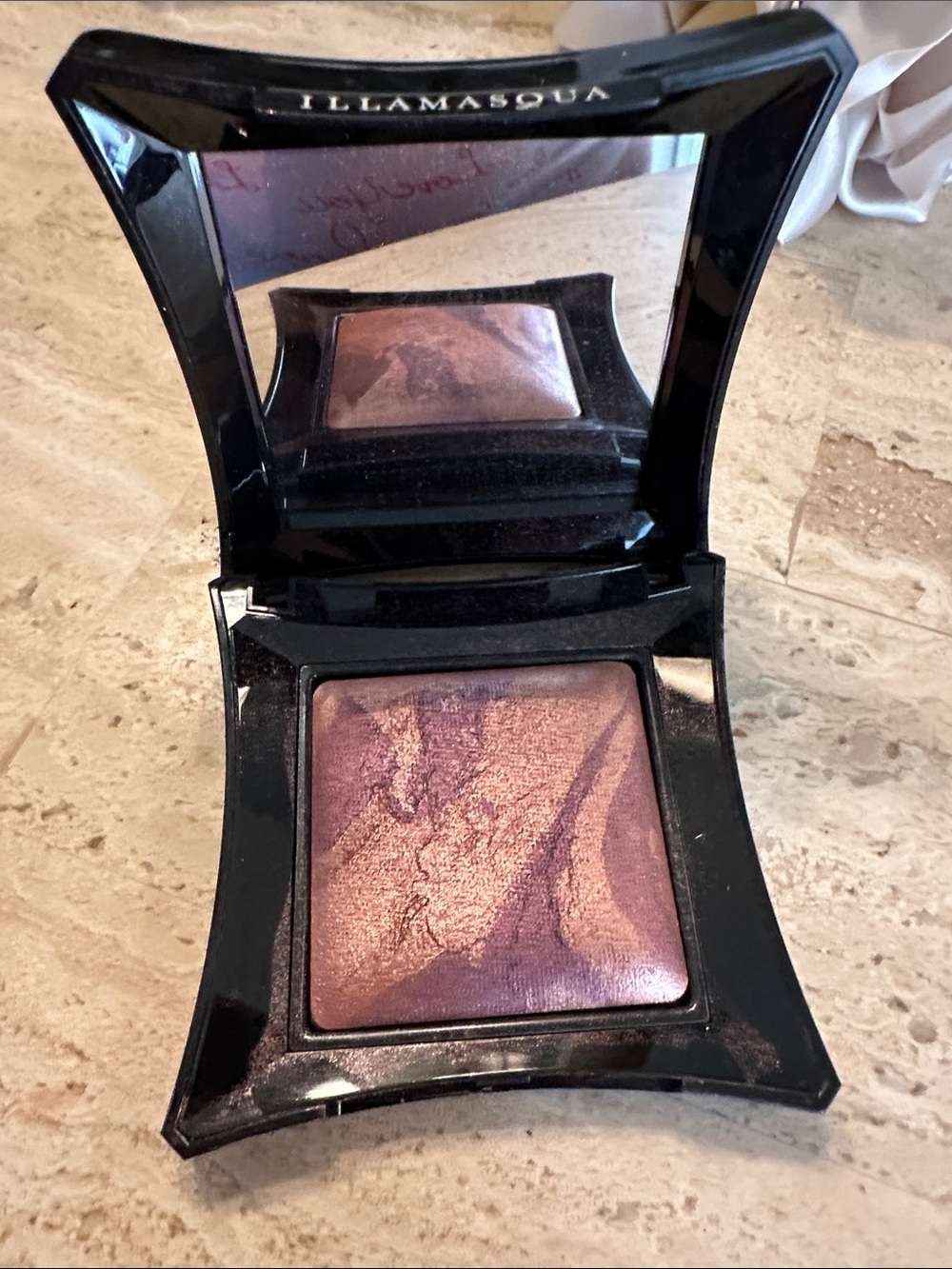 Illamasqua Beyond Powder risque